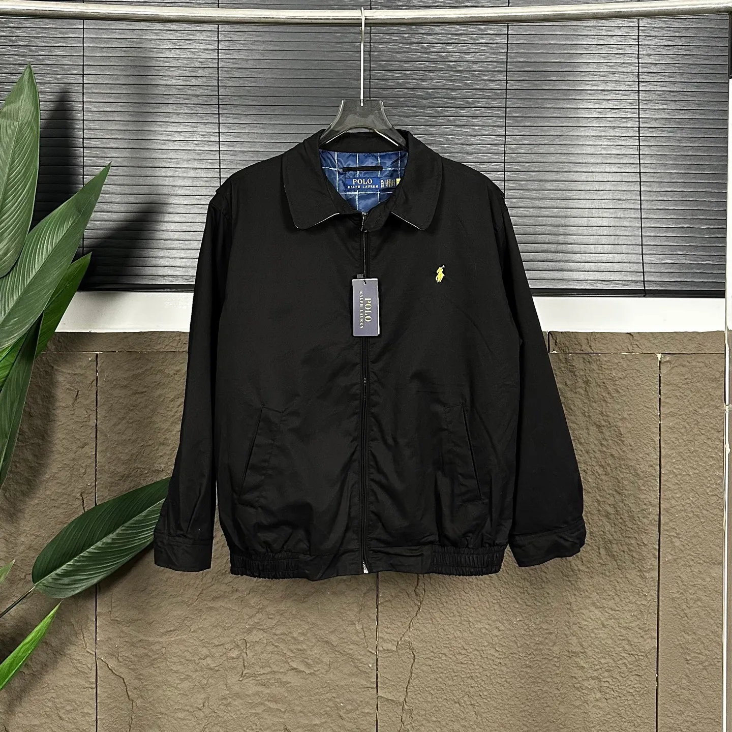 P270 Ralph Lauren/Ralph Lauren classic unisex veteran zipper jacket style number: DJ1897 Recommended by many fashion bloggers, the Harrington jacket's lapel zipper windproof design perfectly blends casual style with street trend elements, making it very suitable for neutral wear. The fabric texture of the jacket is excellent and comfortable to wear. It is a very versatile and trendy jacket. Original development, 100% pure cotton fabric, exquisite embroidery, evergreen style for all seasons, feel free to buy it, retro will never go out of style!  Color: Khaki Navy Black Size: M-XXL M L